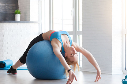 Растяжка спины и позвоночника: 7 упражнений, которые укрепят каркас и снимут боль