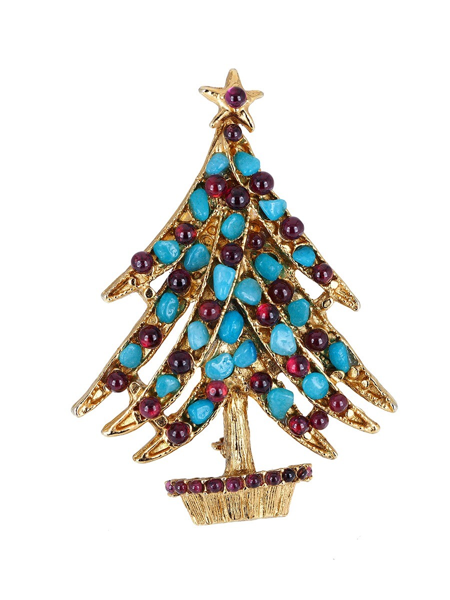 Брошь Swoboda в виде новогодней елки может стать не только уместной деталью в наряде, но и оригинальным подарком близкому человеку. она выполнена из металла с позолотой и украшена натурал...