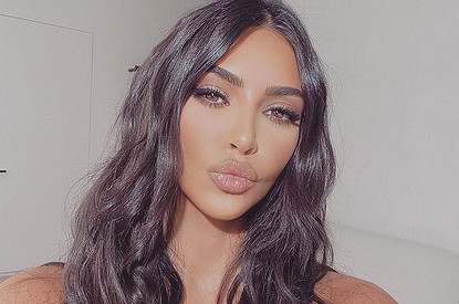 Ким Кардашьян показала, как быстро сделать грудь сексуальной (малярный скотч не понадобится)