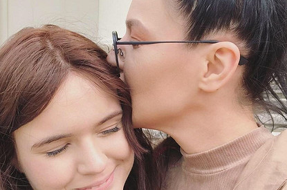 «Я недостаточно тебя люблю»: певица Елка трогательно обратилась к младшей сестре (и впервые ее показала)