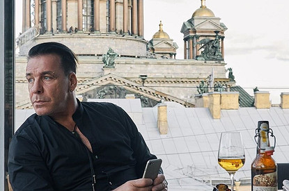 Тилль Линдеманн устроил бои с космонавтом на Дворцовой площади в Петербурге (видео)