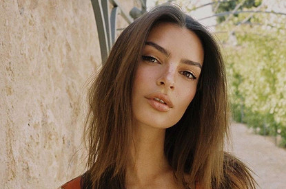 Эмили Ратаковски в бикини продемонстрировала тренды 90-х