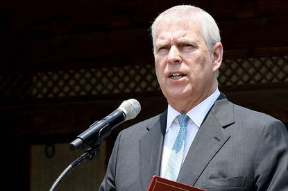 Сын Елизаветы II сложил с себя публичные обязанности из-за обвинений в педофилии