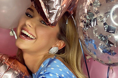 Стеша Маликова поделилась фото с открытой спиной (и очаровательной улыбкой)