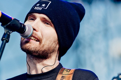 «За мат придется заплатить»: Noize MC оштрафовали на концерте Шнурова