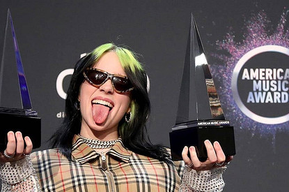 Билли Айлиш пришла на музыкальную церемонию в костюме «пчеловода» (мода, которую мы заслужили)