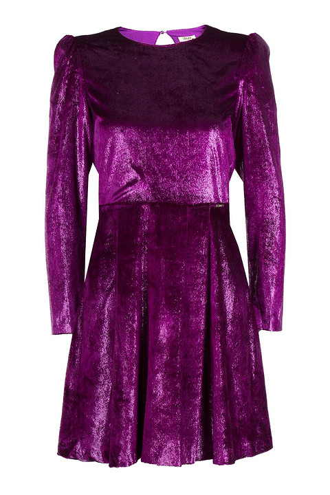 В новогоднюю ночь блестящее фиолетовое мини-платье Liu Jo можно дополнить украшениями с крупными цветными камнями, а также нарядным поясом. После вечеринки не спеши о нем забывать: его ле...
