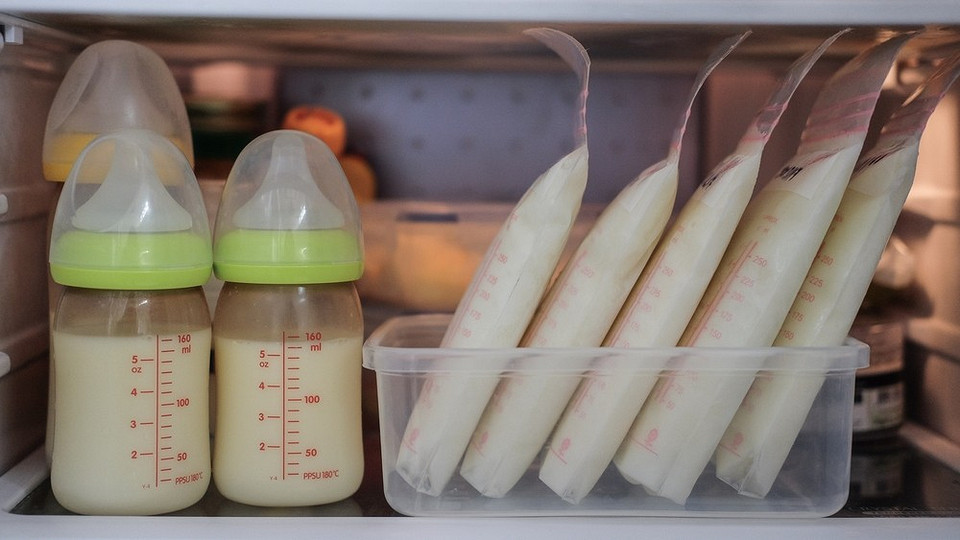 Хранение грудного молока после сцеживания: температура, условия, рекомендации