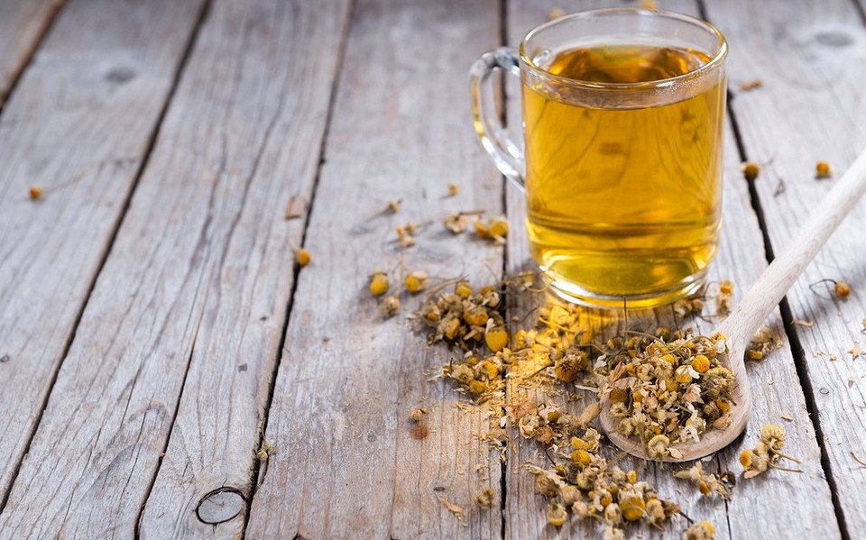 От гастрита и отеков: польза и вред ромашкового чая