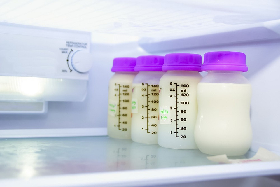 Хранение грудного молока после сцеживания: температура, условия, рекомендации