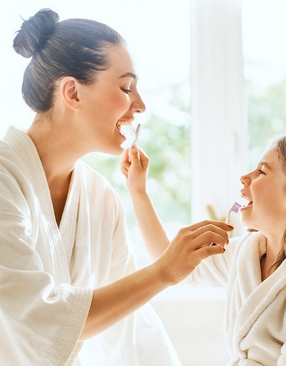 Молодым родителям: когда начинать чистить зубы ребенку и как правильно это делать