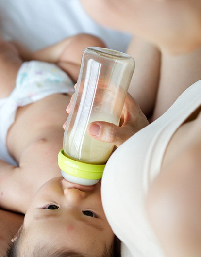 Как правильно сцеживать грудное молоко руками: доступные способы и рекомендации