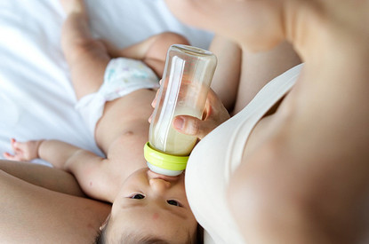 Как правильно сцеживать грудное молоко руками: доступные способы и рекомендации