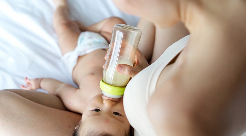 Как правильно сцеживать грудное молоко руками: доступные способы и рекомендации