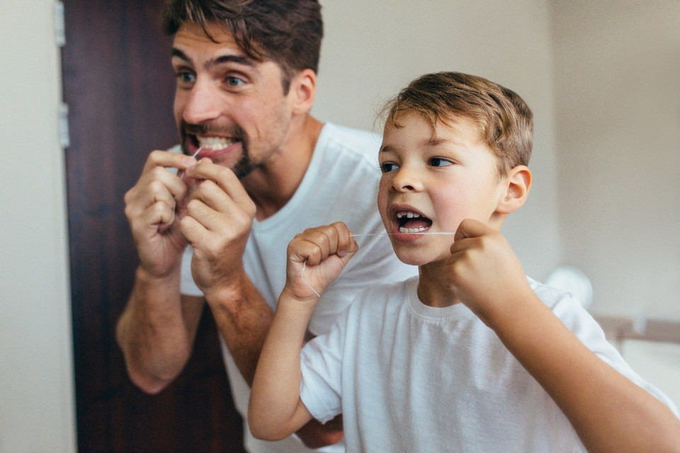 Молодым родителям: когда начинать чистить зубы ребенку и как правильно это делать