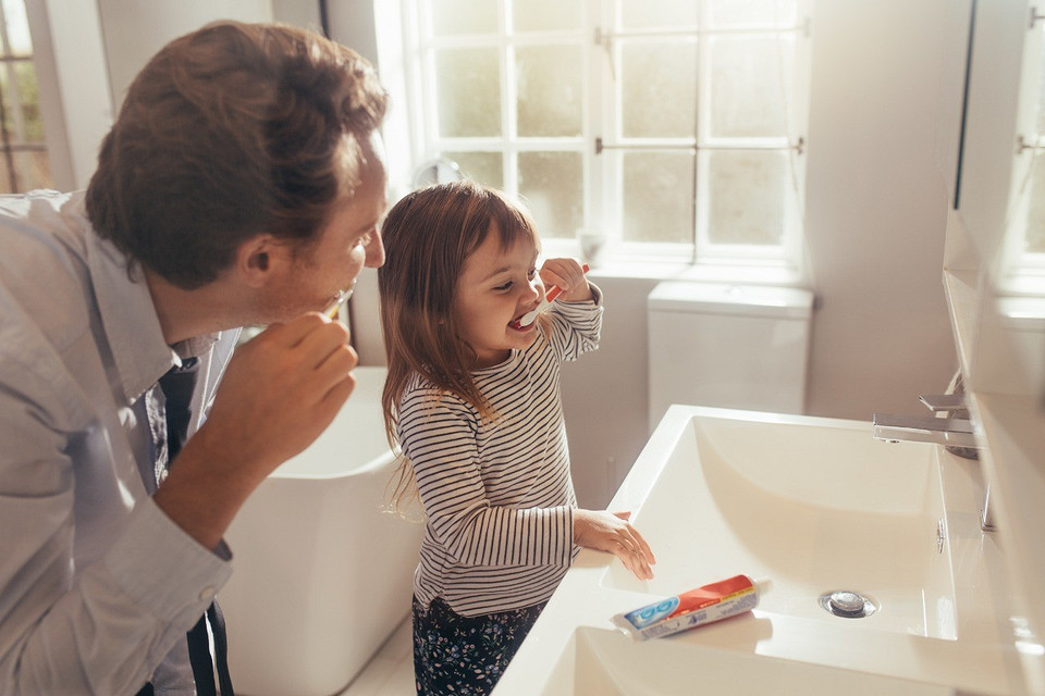 Молодым родителям: когда начинать чистить зубы ребенку и как правильно это делать