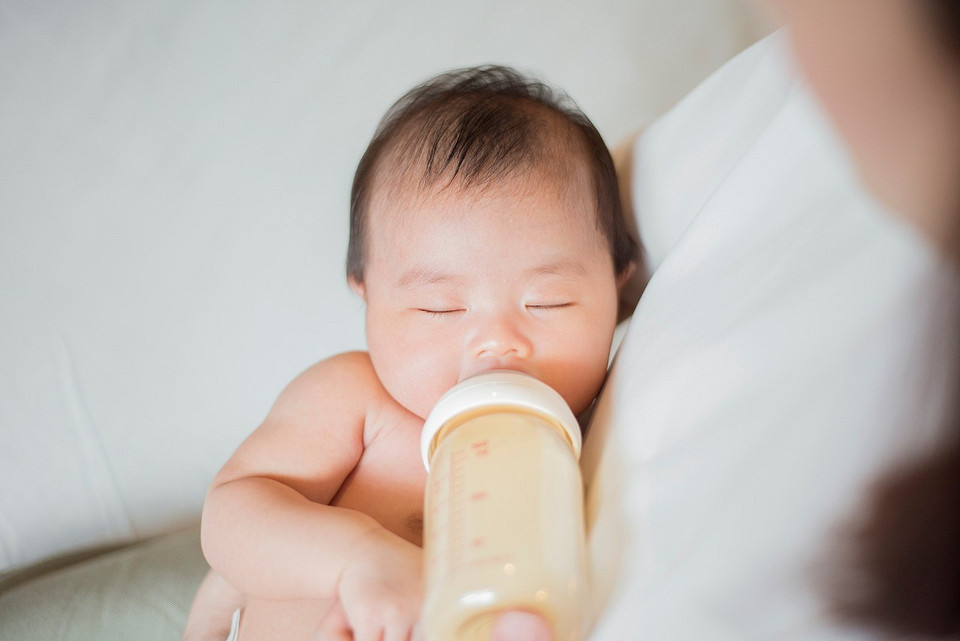Как правильно сцеживать грудное молоко руками: доступные способы и рекомендации