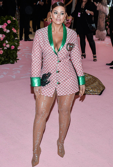 На Met Gala 2019 модель plus size Эшли Грэм появилась в платье-пиджаке Gucci, которое явно было ей слишком коротко и немного не подходило по фигуре. Ситуацию усугубили телесные колготки с...