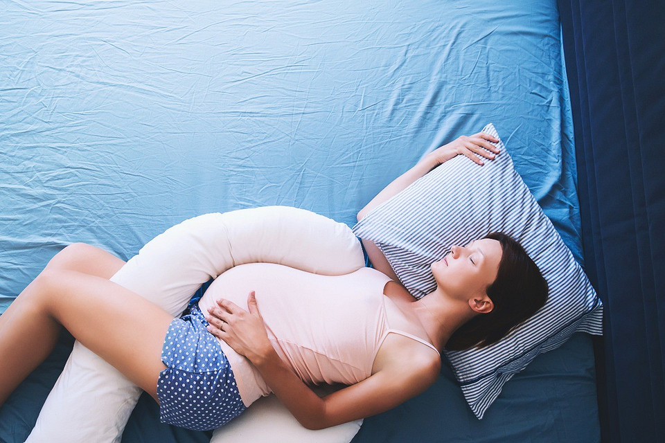 Положение тел: в какой позе лучше спать при беременности