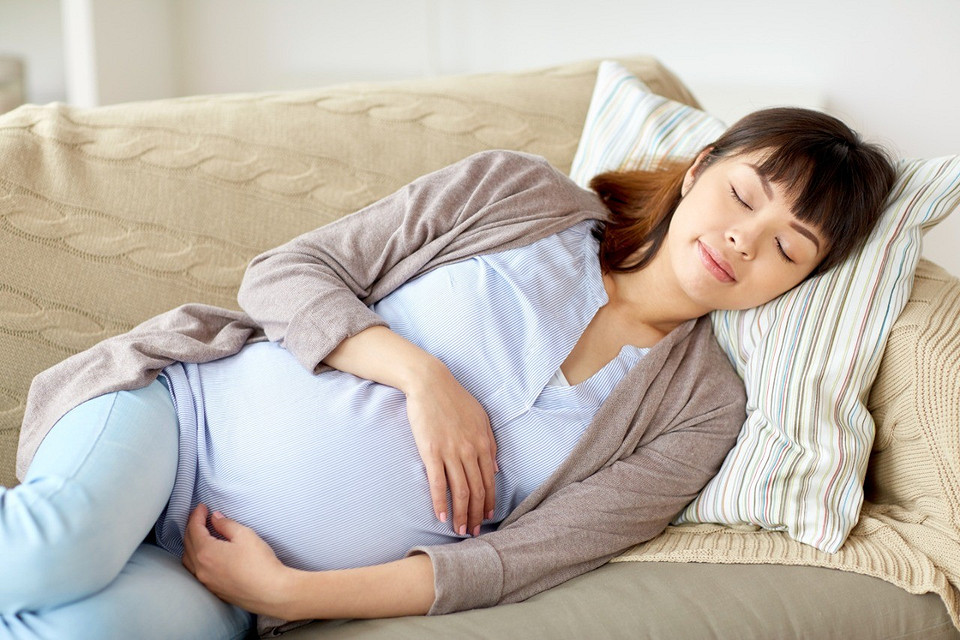 Положение тел: в какой позе лучше спать при беременности