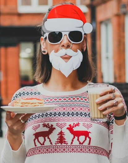 Олени, пингвины и мопсы: 11 забавных свитеров для новогодних каникул