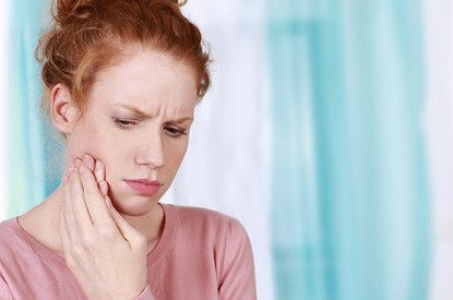 Что делать, если растет зуб мудрости и болит десна: чем обезболить и как облегчить страдания
