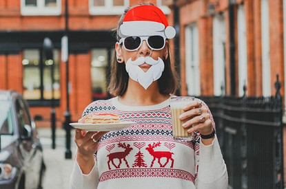 Олени, пингвины и мопсы: 11 забавных свитеров для новогодних каникул