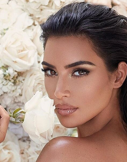 Ким Кардашьян одела всю семью в костюм червей (видео)