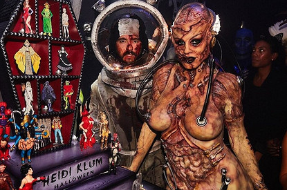 Хайди Клум показала процесс создания жуткого костюма на Хэллоуин (видео не для слабонервных)