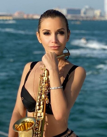 «Мама, я в Дубае»: Ольга Орлова похвасталась стройной фигурой в купальнике