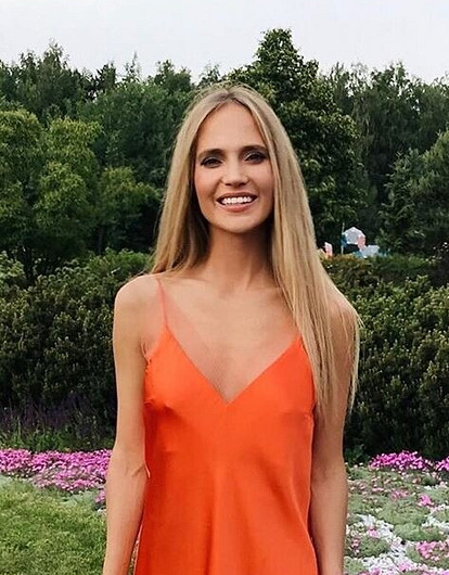 Наталья Ионова поделилась горячим фото в светящемся купальнике