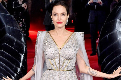 Анджелина Джоли не может уехать из США из-за Брэда Питта