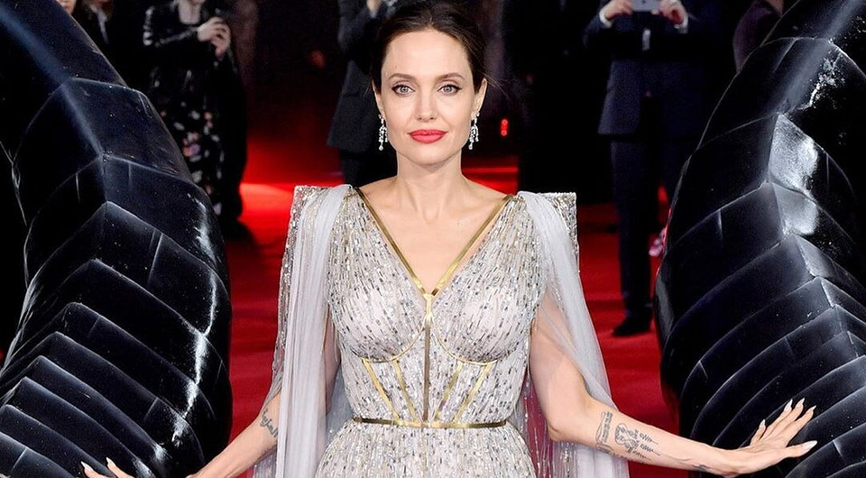 Анджелина Джоли не может уехать из США из-за Брэда Питта