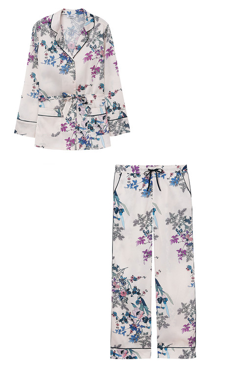 У французского бренда нижнего белья Etam можно найти комплект пижамы с цветочным принтом с нотами восточно-азиатской живописи. В ней ты с первой минуты после пробуждения будешь чувствоват...