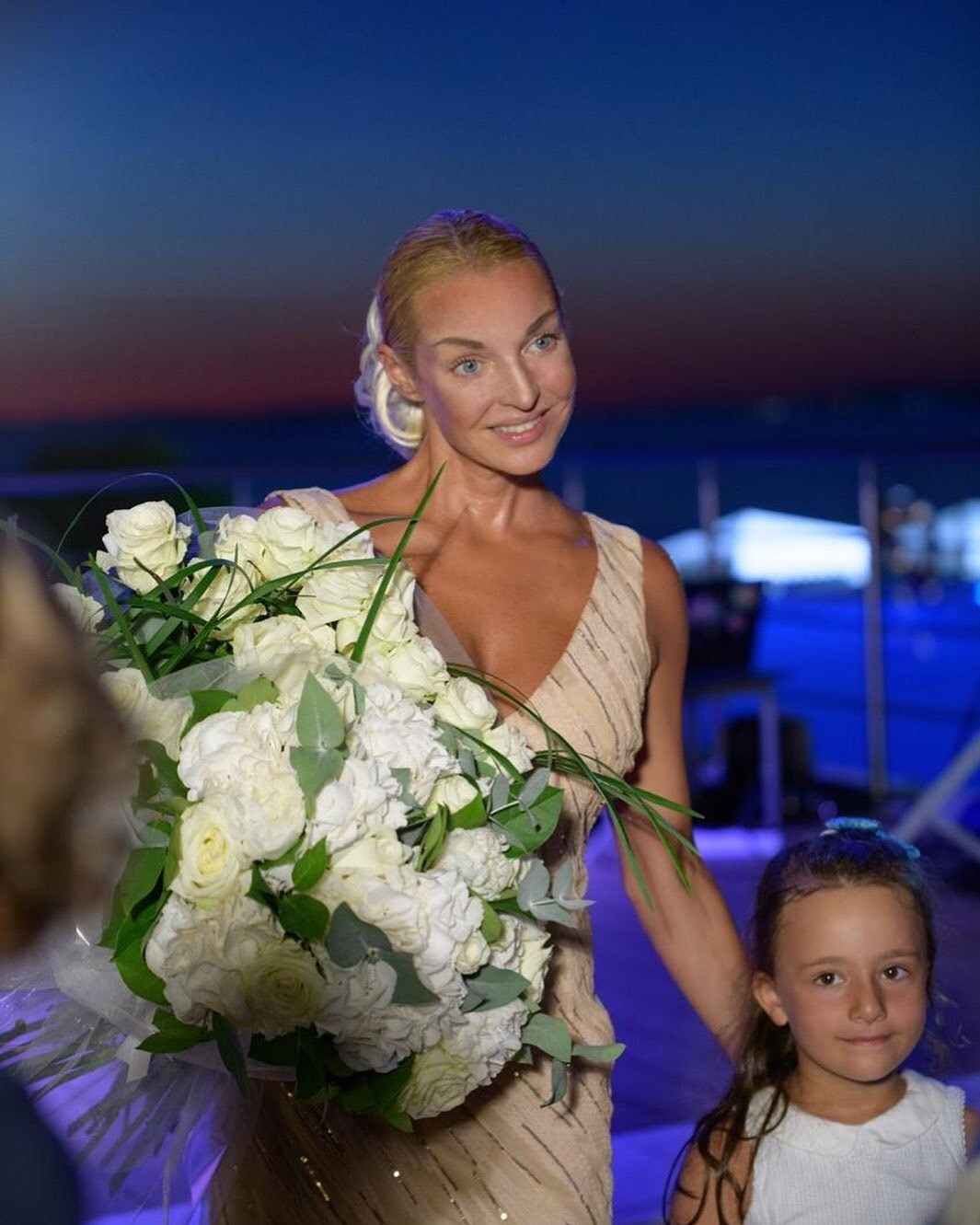 Анастасия Волочкова сменила имидж (челка ей к лицу)