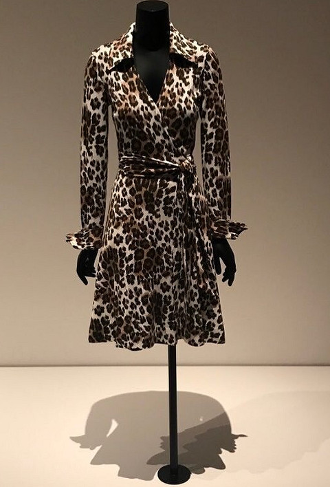 В 70-х годах Диана фон Фюрстенберг подарила девушкам всего мира новый фасон платья — на запах. Его популярность была обоснована тем, что оно подходило под любой тип фигуры, делала ее...