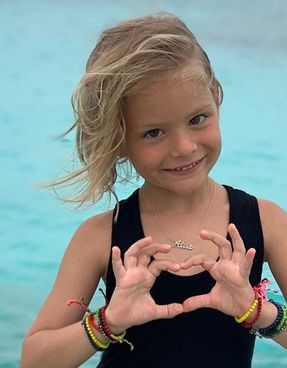 «Алиса в „стеклянной колбе“»: мама Тимати рассказала, как ограждает внучку от нецензурный слов