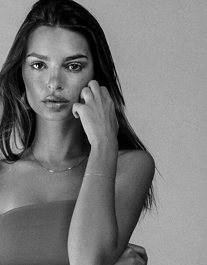 Эмили Ратаковски выложила фото топлесс (но панамой-таки прикрылась)