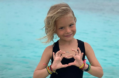 «Алиса в „стеклянной колбе“»: мама Тимати рассказала, как ограждает внучку от нецензурный слов