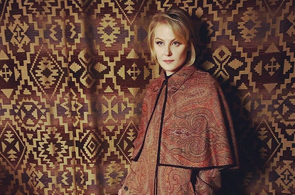 «Серятина располагает»: Рената Литвинова прогулялась в цветной искусственной шубе