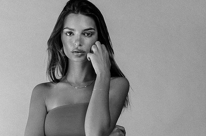 Эмили Ратаковски выложила фото топлесс (но панамой-таки прикрылась)