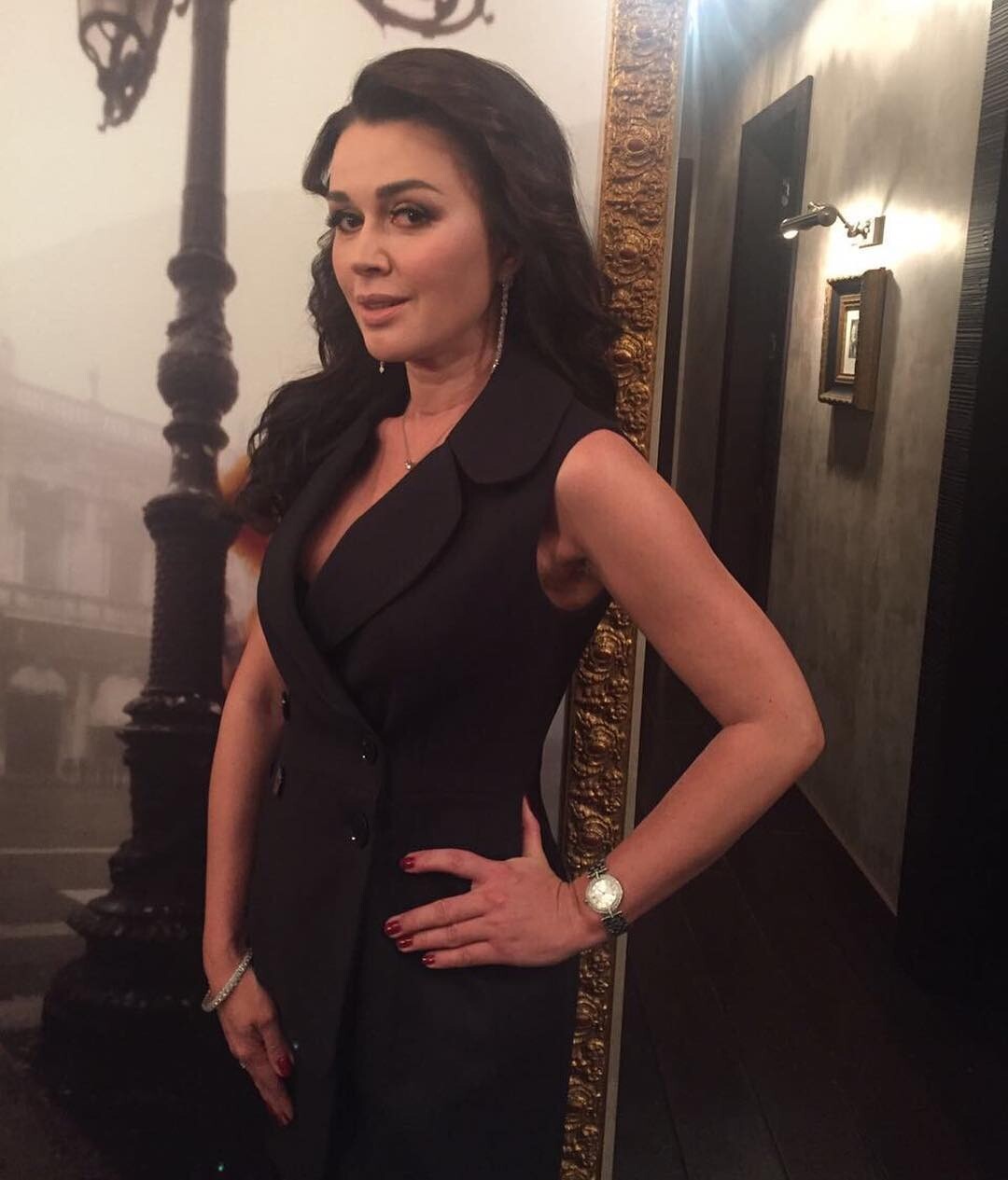 СМИ: судебные приставы планируют взыскать с Заворотнюк долг, несмотря на болезнь