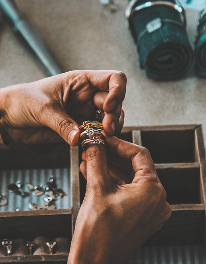 Как сочетать украшения, чтобы тебя не перепутали с новогодней елкой