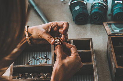 Как сочетать украшения, чтобы тебя не перепутали с новогодней елкой