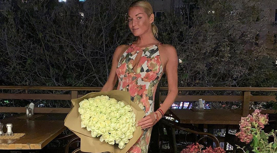 Анастасия Волочкова похвасталась огромными букетами роз в своем Майбахе (видео)