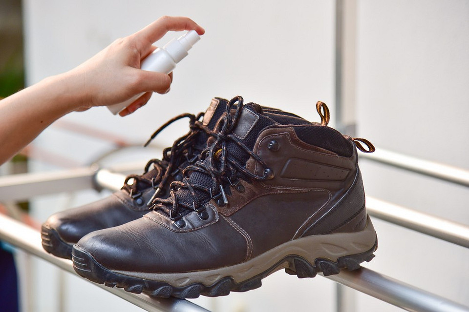 Как убрать запах из обуви: 8 эффективных средств (от профессиональных до домашних)
