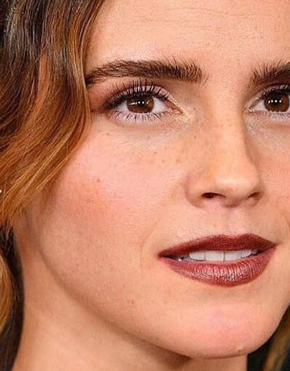 Эмма Уотсон задала новый тренд, заправив платье в сапоги