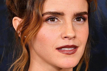 Эмма Уотсон задала новый тренд, заправив платье в сапоги