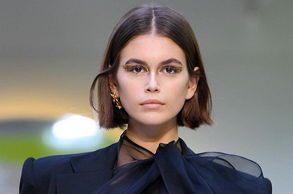 Кайя Гербер ввела в моду новую стрижку (точнее, хорошо забытую старую)