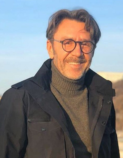 «Сначала подышите, потом выпивайте»: Сергей Шнуров попробовал себя в роли бортпроводника (видео)